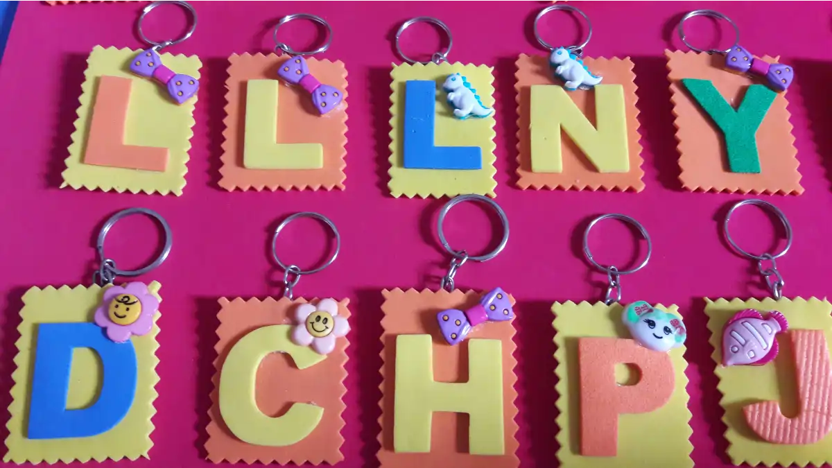 Lembrancinha de aniversário chaveiro de EVA