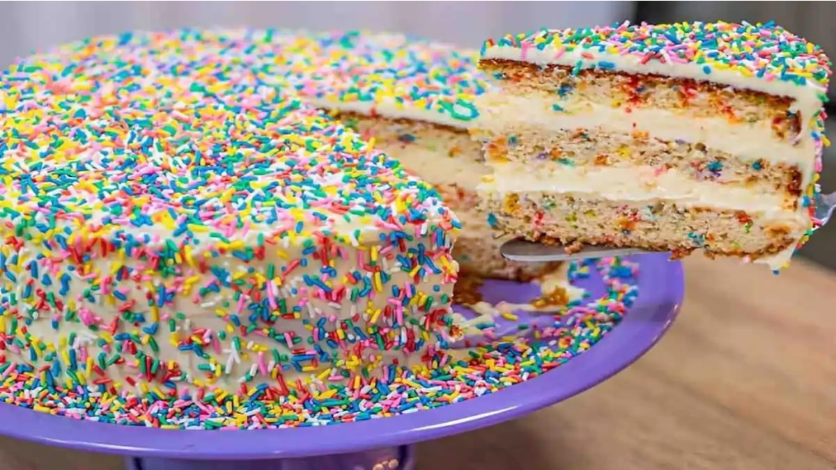 Um bolo de festa infantil econômica no blog Conversa pronta.