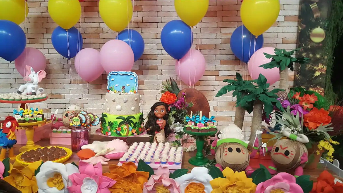 Uma mesa de festa infantil econômica no blog Conversa pronta.