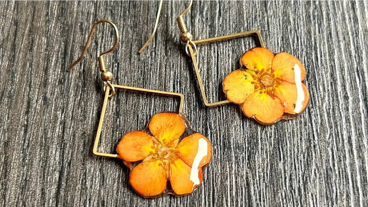 Brincos Bio joias feitas em resina epoxi com flores e folhas. Passo a passo completo no blog Dica Pronta.