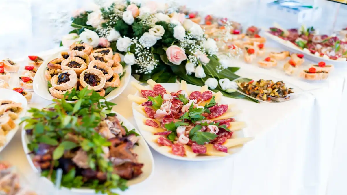 Jantar de casamento com pratos simples, no blog Dica Pronta.