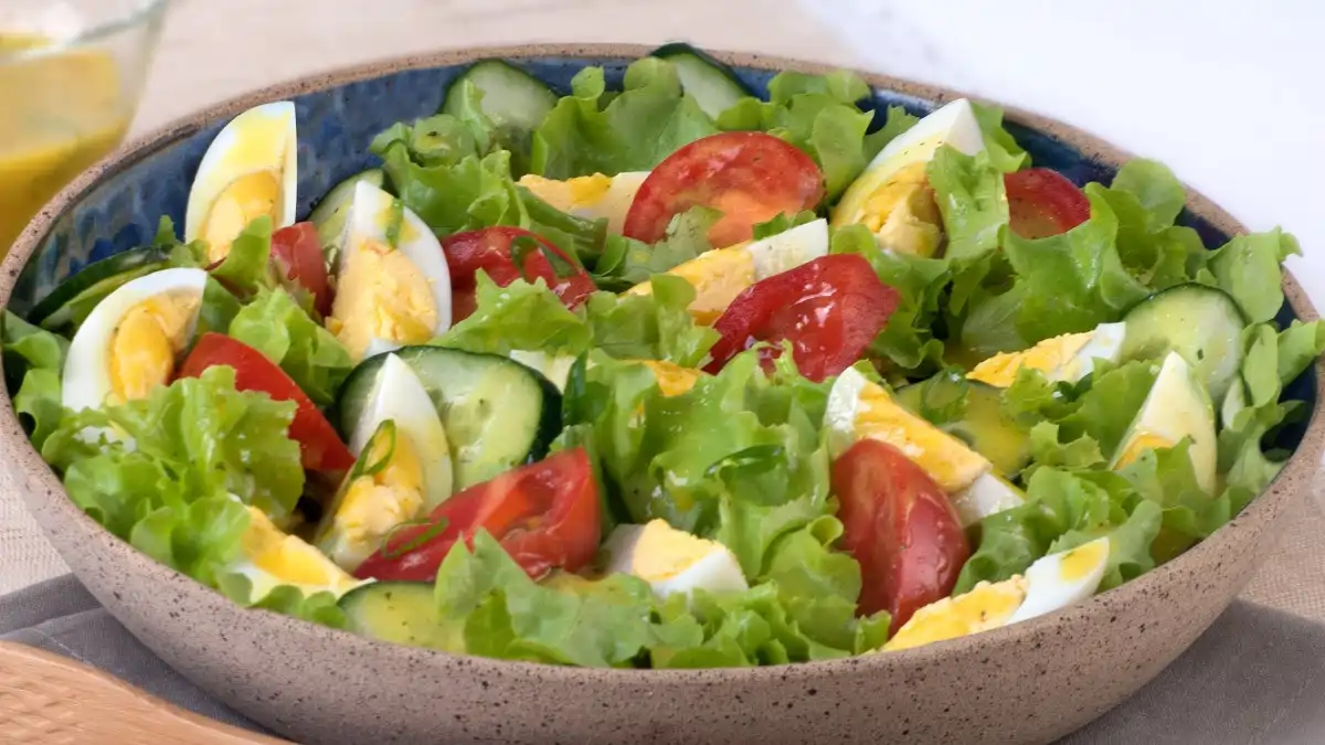 Prato com Salada detox com ovos, as receitas no Blog Dica Pronta.
