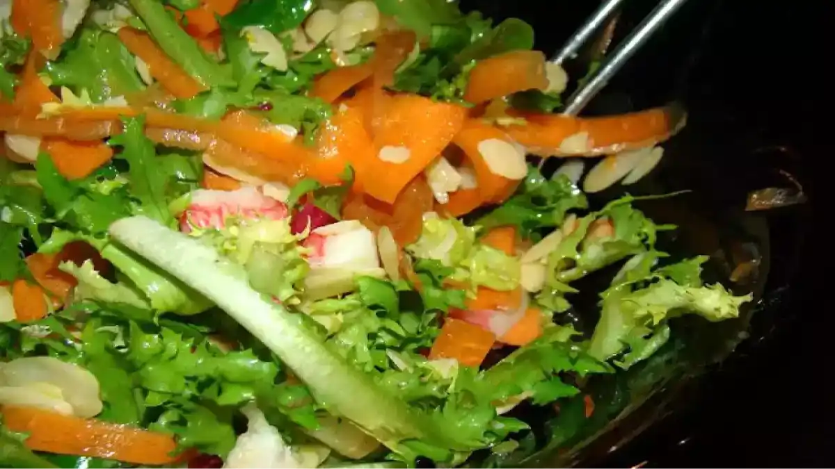 Prato com Salada detox, as receitas estão no Blog Dica Pronta.