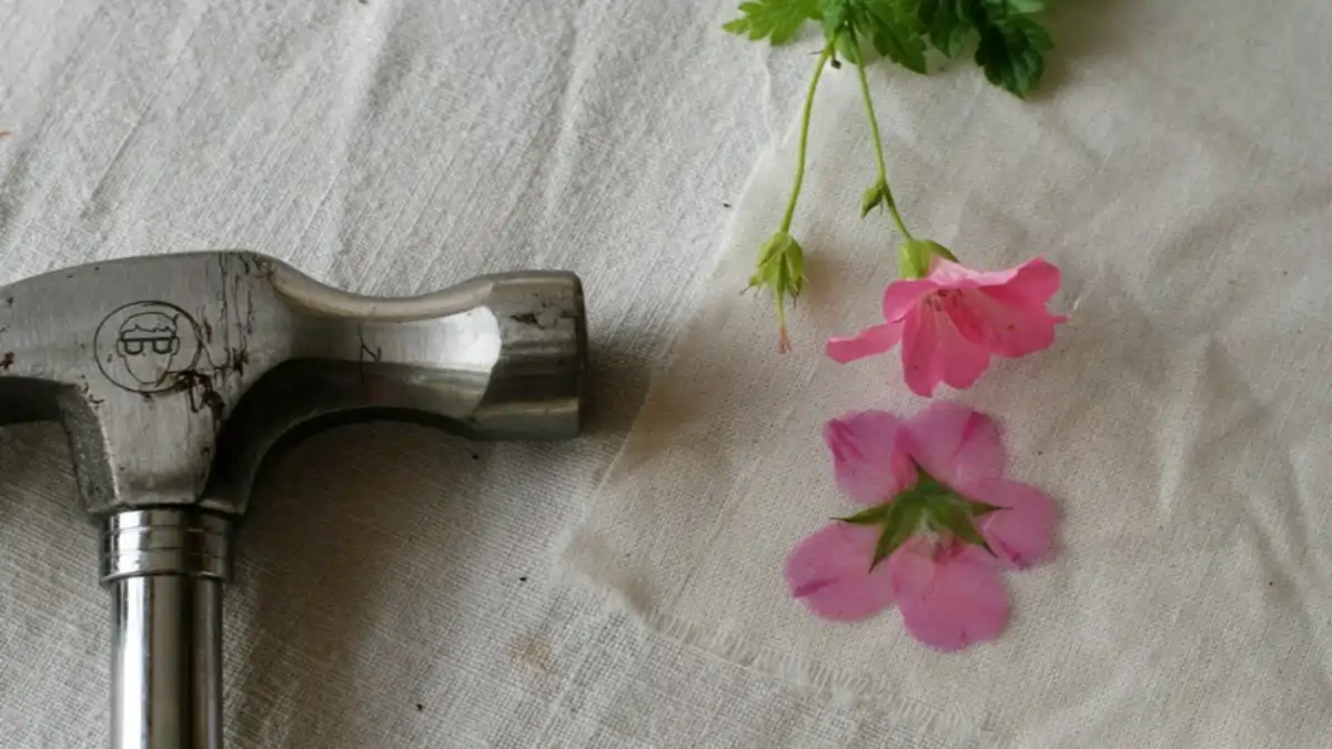 Estampa Botânica em tecidos usando martelo folhas e flores. Blog Conversa Pronta. Dicas completas aqui.