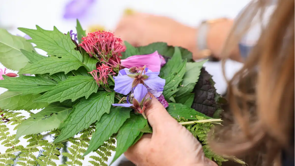 Estampa Botânica em tecidos usando martelo folhas e flores. Blog Conversa Pronta. Dicas completas com passo a passo.