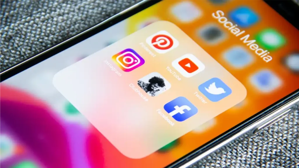 Influencer verde gerando renda nas redes sociais. Dicas no blog Conversa Pronta.