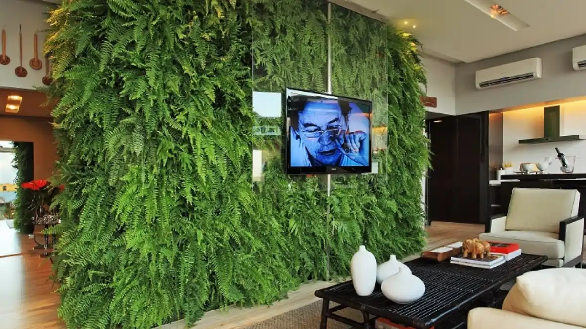 Uma parede verde natural na sala da casa. Blog Conversa Pronta.