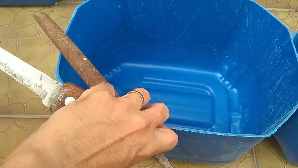 Vaso autoirrigável feito com garrafa reciclada e galão, no blog Conversa Pronta.