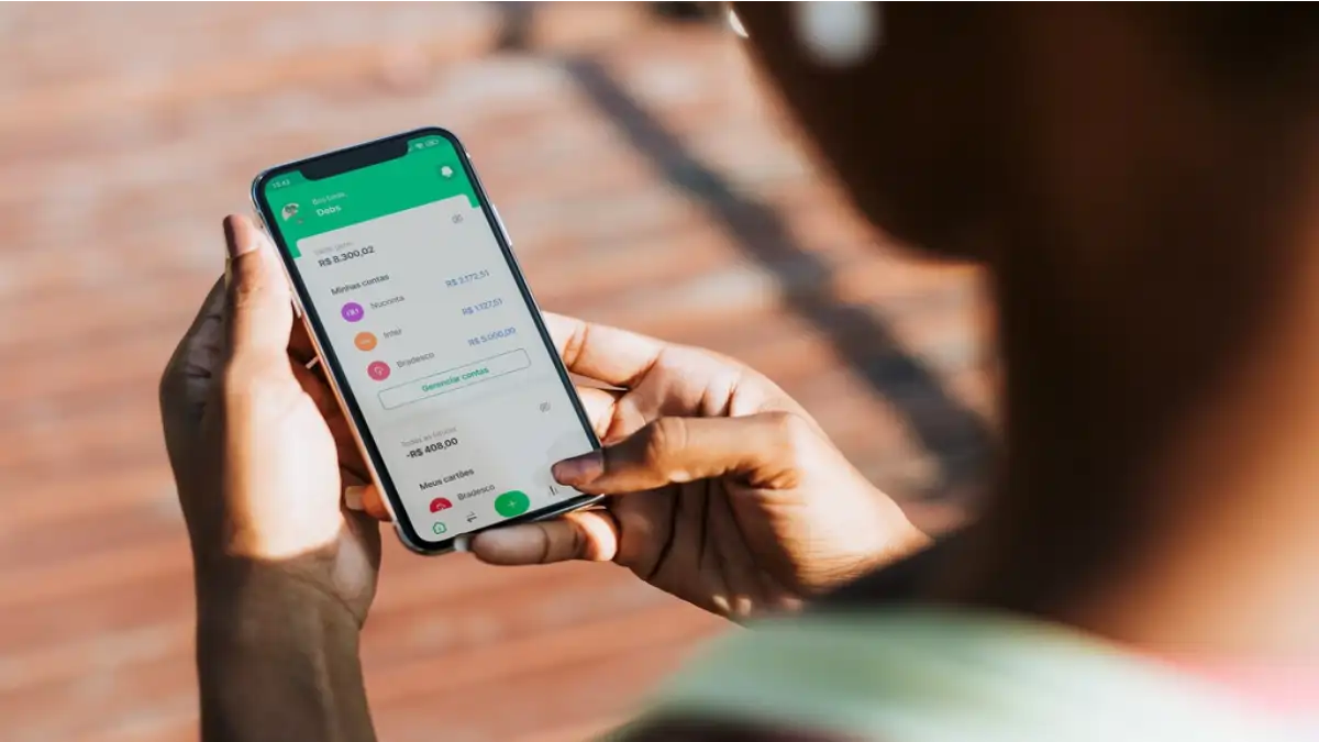 mulher no celular usando apps de organização financeira no blog Conversa Pronta