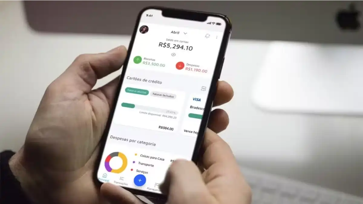 Homem no celular usando apps de organização financeira no blog Conversa Pronta