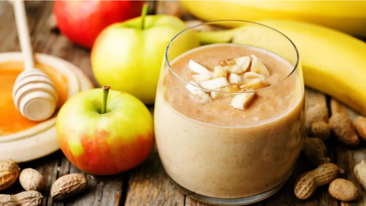 Os lanches proteicos com receitas rápidas no blog Conversa Pronta. Smoothie de pasta de amendoim e banana.