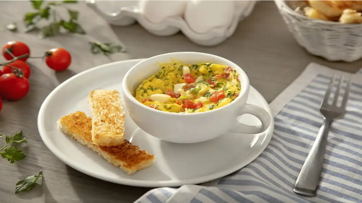 Os lanches proteicos com receitas rápidas no blog Conversa Pronta. Omelete de caneca.