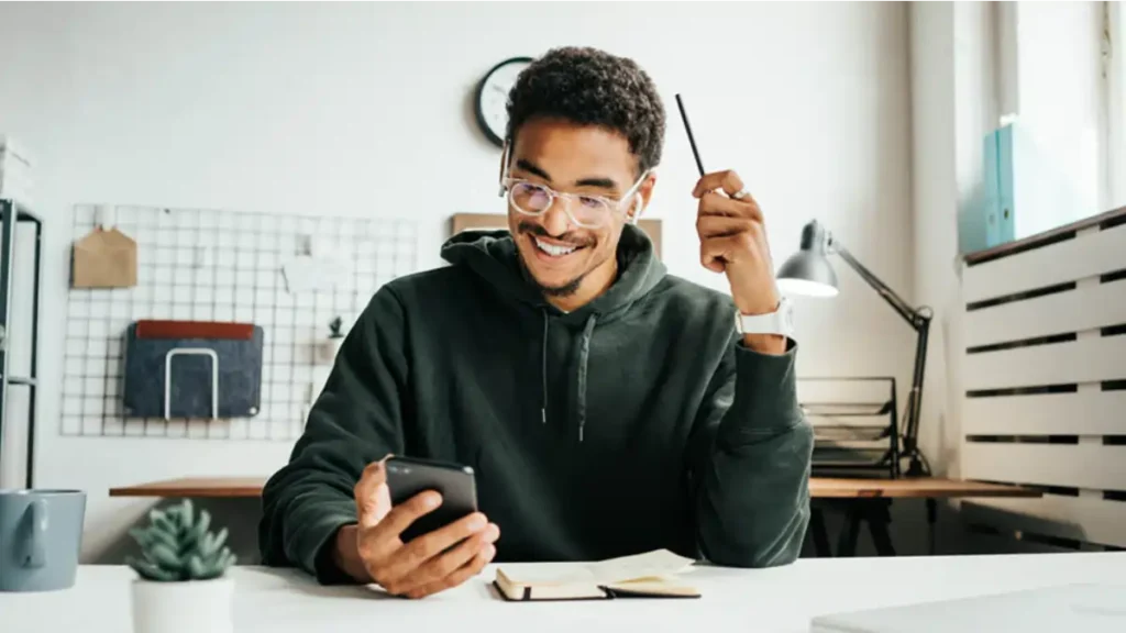 Rapaz nos apps de organização financeira no blog Conversa Pronta