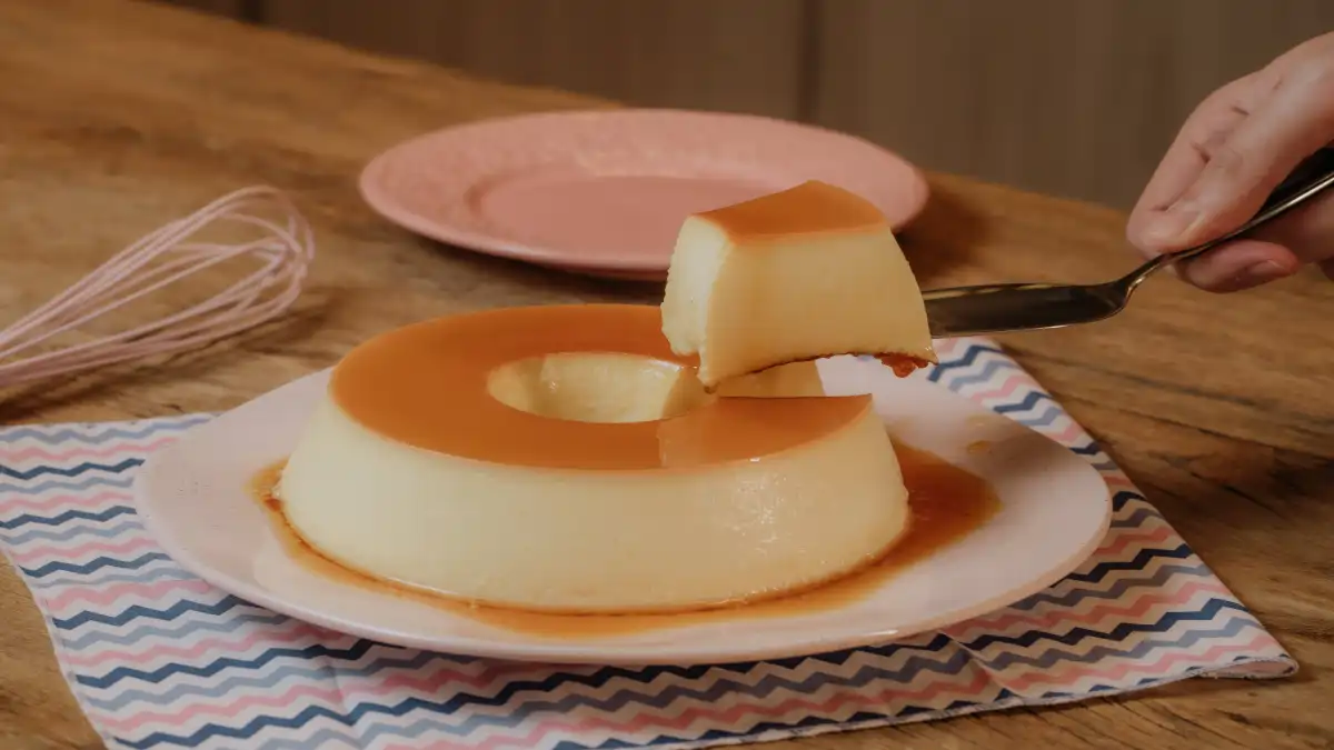 Um Pudim na Air Fryer, feito sem banho maria, no blog Conversa Pronta.