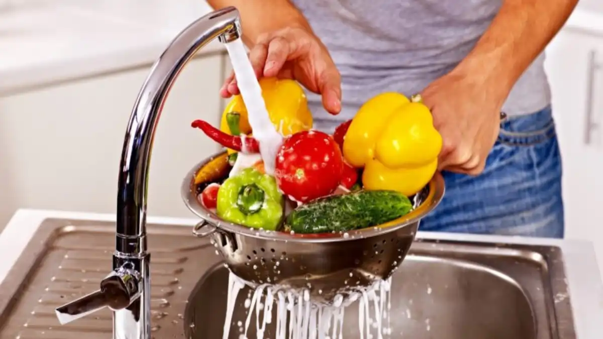 Os alimentos indicados sendo lavados para a alimentação na quimioterapia, no blog Conversa Pronta.