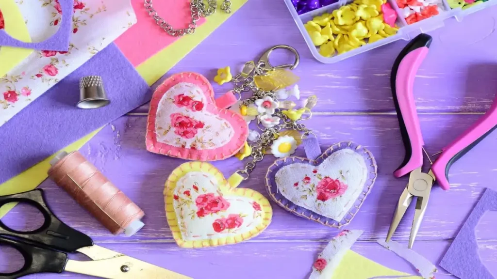 Várias ideias de artesanato em feltro no blog Conversa Ponta.