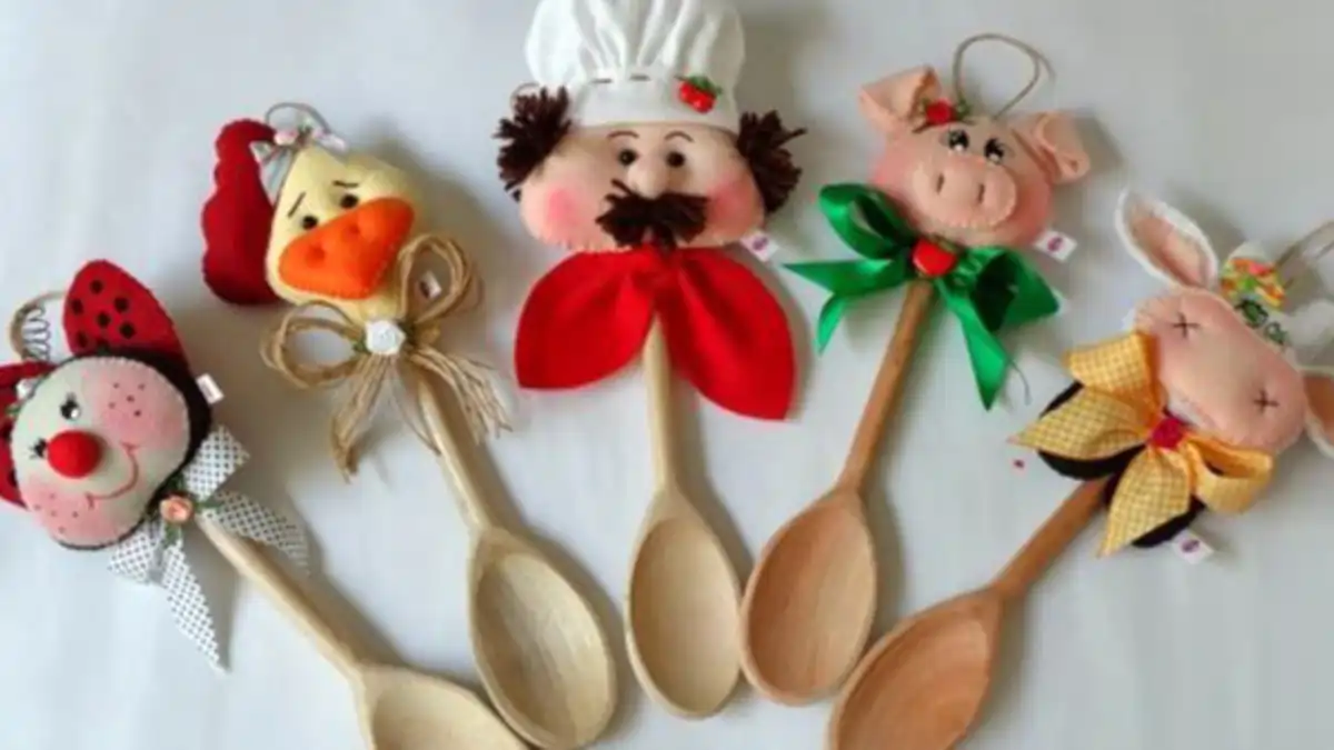 Lindas colheres de pau feitas com artesanato em feltor no blog Conversa Pronta.