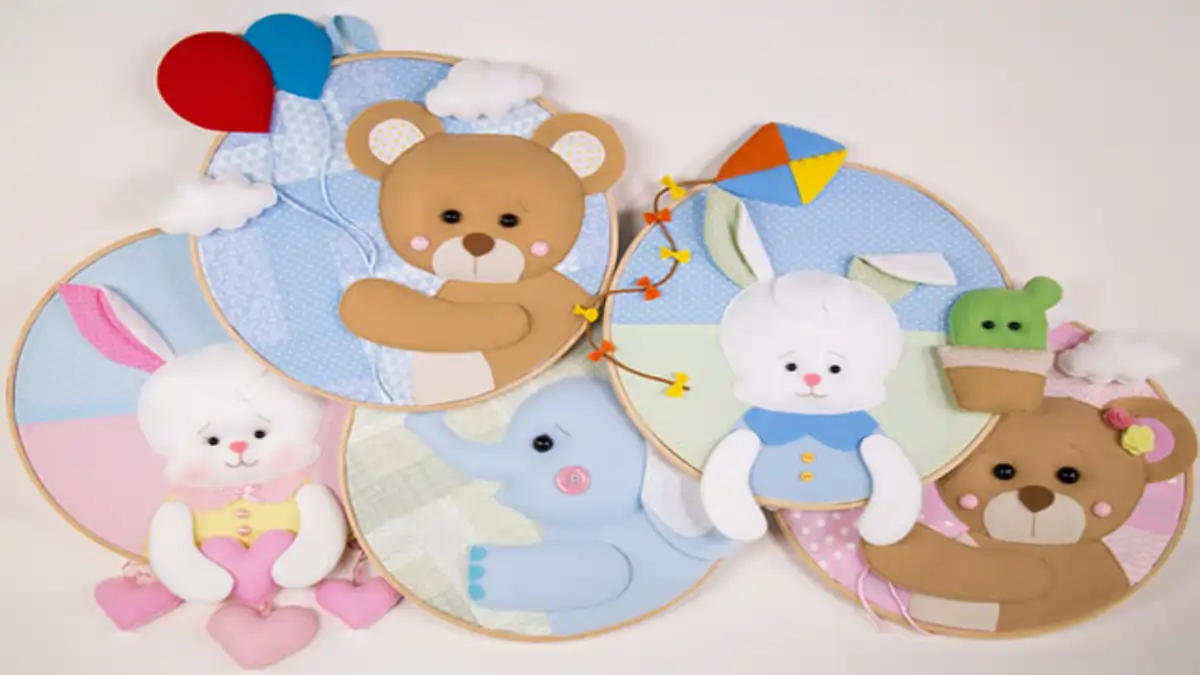 Quadrinhos feitos com artesanato em feltro em bastidores de madeira, no blog Conversa Pronta.