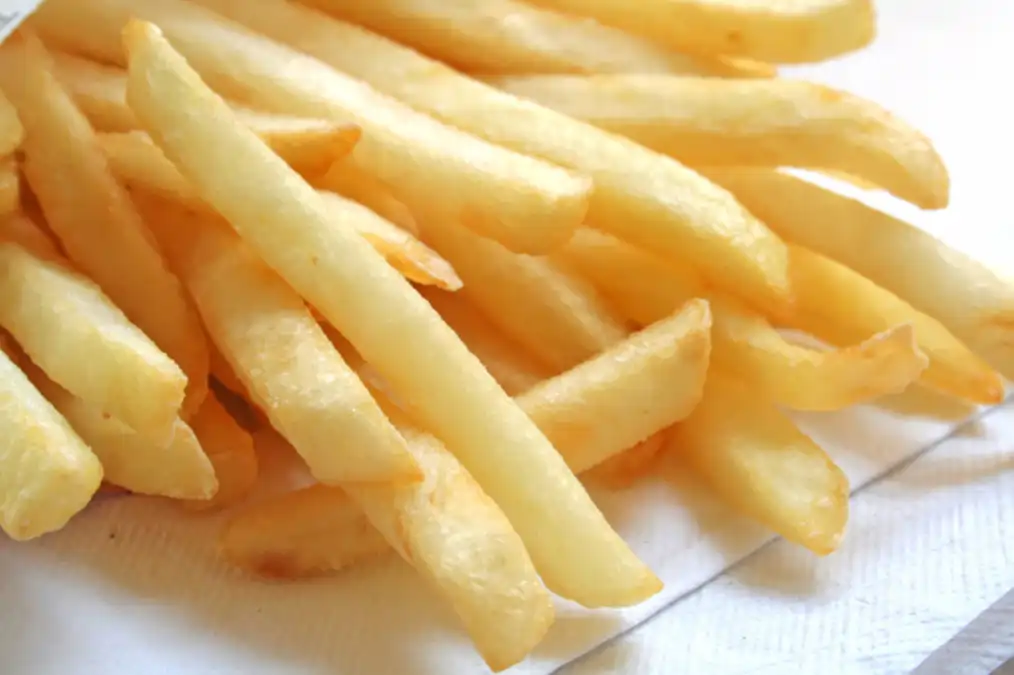 Corte de batata frita palito para ser usada na air fryer, no blog Conversa Pronta.