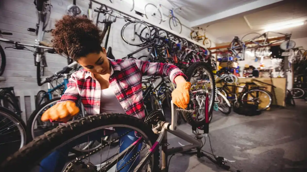 Uma mulher empreendedora em sua loja de bicicletas e motos, no blog Conversa Pronta.