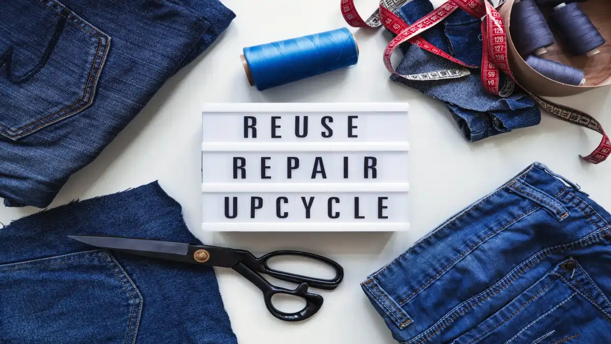 Aviamentos e uma tesoura para fazer Upcycling e o passo a passo no blog Conversa pronta