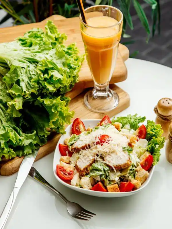 Alface e pote com salada rápida feita em uma cozinha sem estresse no blog Conversa Ponta.