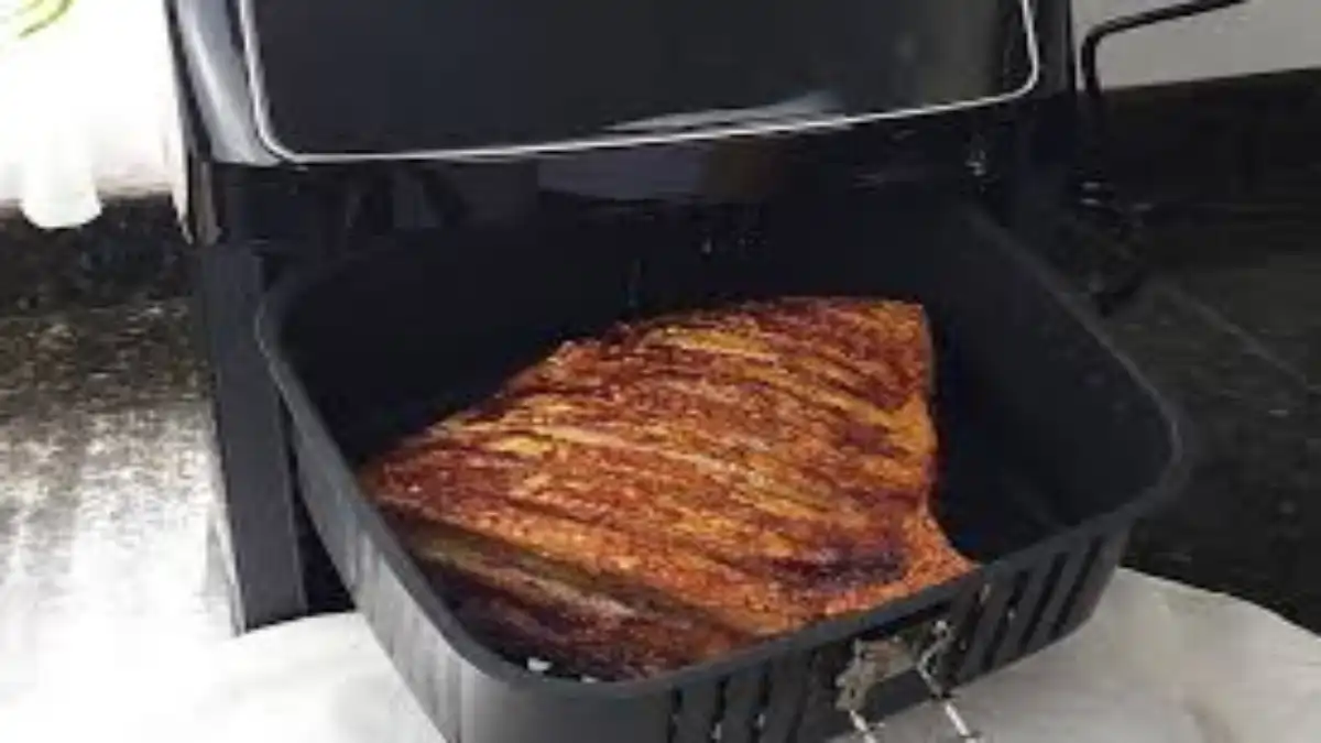 Torresmo de rolo feito em uma air fryer. As dicas e passo a passo estão no blog Conversa Pronta.