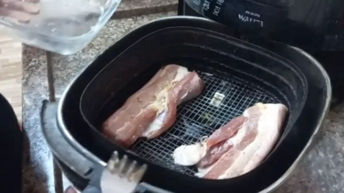 Um Torresmo de rolo feito em uma air fryer, no blog Conversa Pronta.