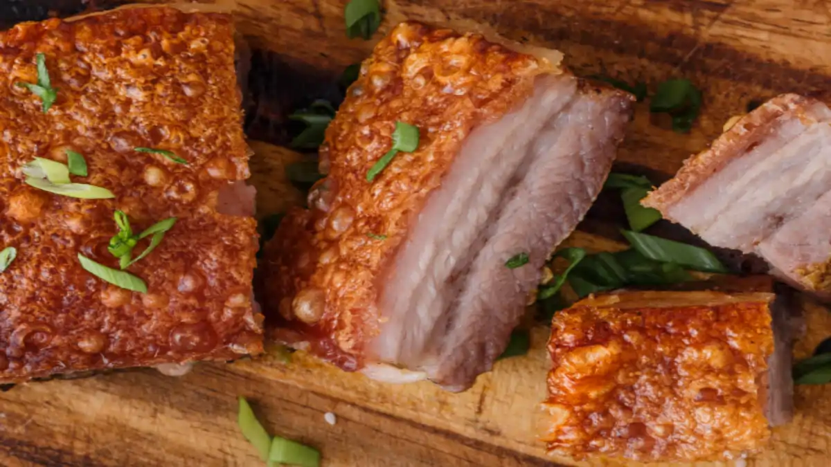 Torresmo de rolo feito em uma air fryer. O passo a passo completo está no blog Conversa Pronta.