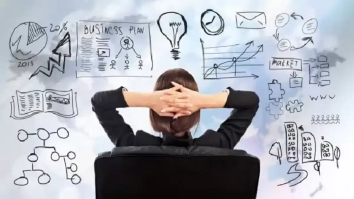 Uma mulher empreendedora pensando em ideias de negócios, no blog Conversa Pronta.